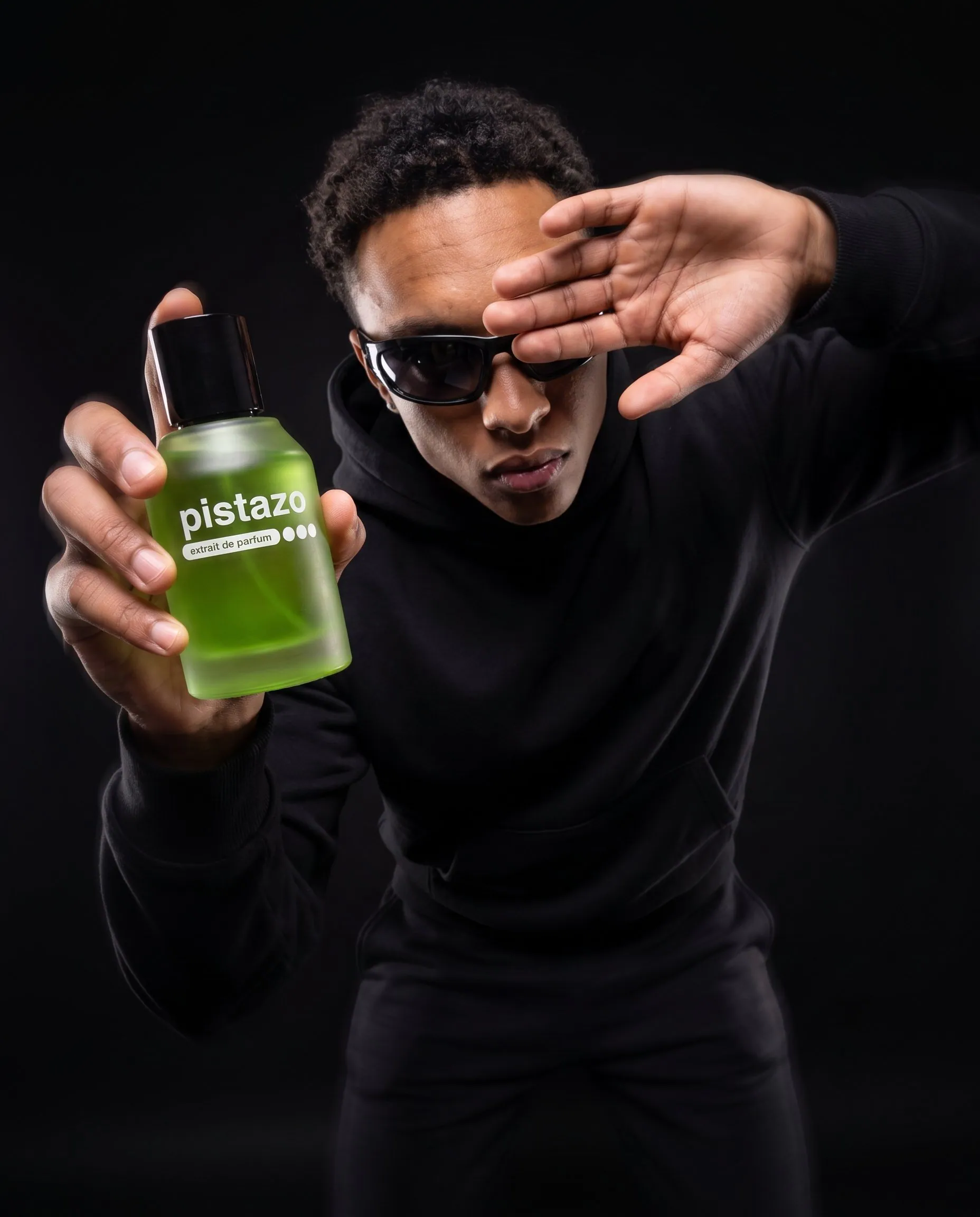 DYUB Pistazo Parfüm in einer dunklen Fashion-Kampagne